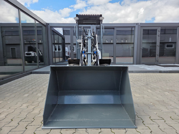 Ładowarka kołowa XTM X106 3