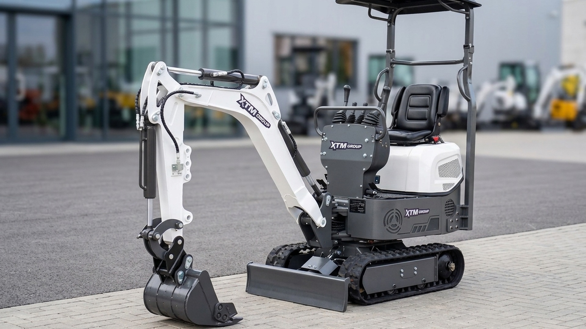 Nowa minikoparka XTM X09S na placu, wybór do 30 tysięcy złotych